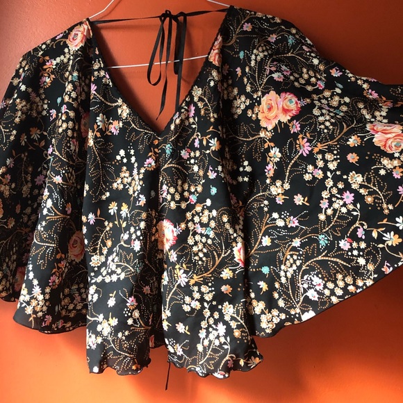 ❤️Divided Floral Crop Top Ruched Butterfly Sleeve - Picture 3 of 4
